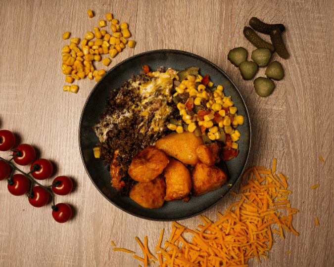 Cheeseburger Bowl mit Rinderfaschiertem und Ofenkartoffeln
