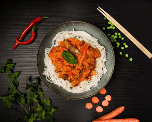 Thai Red Curry mit Sojageschnetzeltem und Reisnudeln