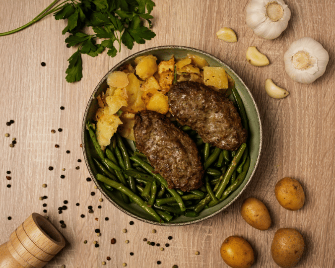 Faschierte Laibchen mit Prinzessbohnen u. Kartoffelschmarr´n